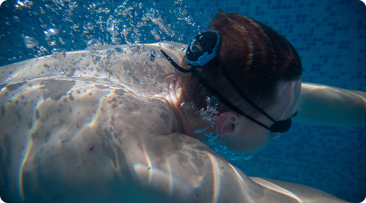 Athlete with SONR Coach underwater